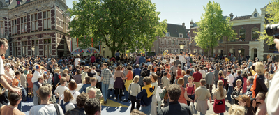 123464 Afbeelding van het Domplein te Utrecht waar leden van negen Utrechtse Oranjeverenigingen zich presenteren aan ...